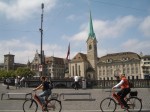 Plimbările pe bicicletă sunt o bună opţiune pentru că aşa poţi vedea oraşul într-un timp mai scurt