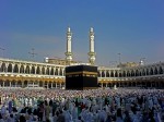 Toţi credincioşii se adună în jurul cubului negru, prima construcţie de la Mecca